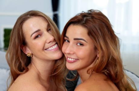 Молодые лесбиянки Агата Вега и Алексис Кристал используют секс-игрушку во время секса 16 фото в HD