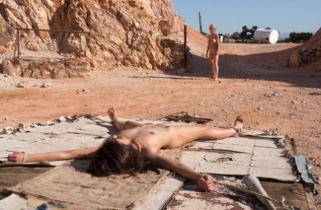 Женщин-рабынь принуждают к половым актам в пустынном месте 9