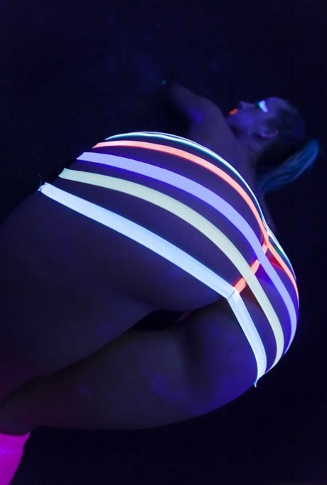 Потрясающая фетиш-сцена с похотливой леди по имени Джада Стивенс 2