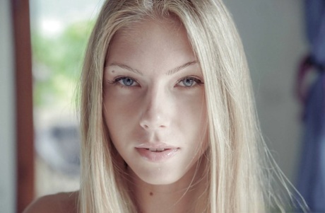 Длинноногая блондинка-модель Анжелика снимает трусики для выступления обнаженной моделью 1 фото в HD