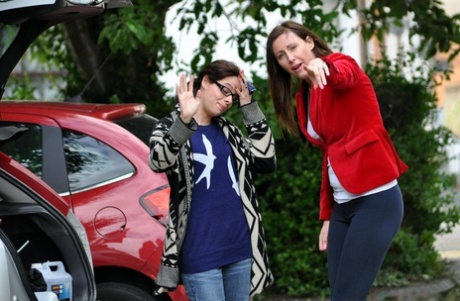 Высокая женщина одевает девочку в школьную одежду перед лесбийским сексом 3 фото в HD