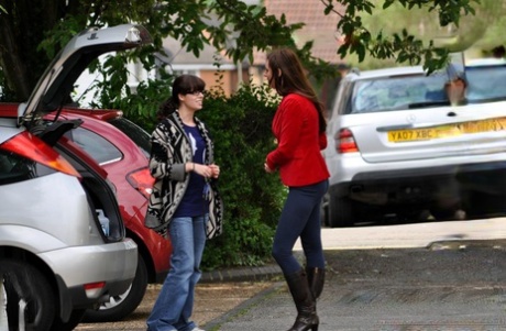 Высокая женщина одевает девочку в школьную одежду перед лесбийским сексом 2 фото в HD