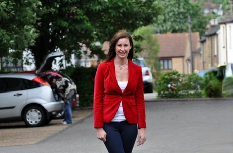 Высокая женщина одевает девочку в школьную одежду перед лесбийским сексом 1 фото в HD