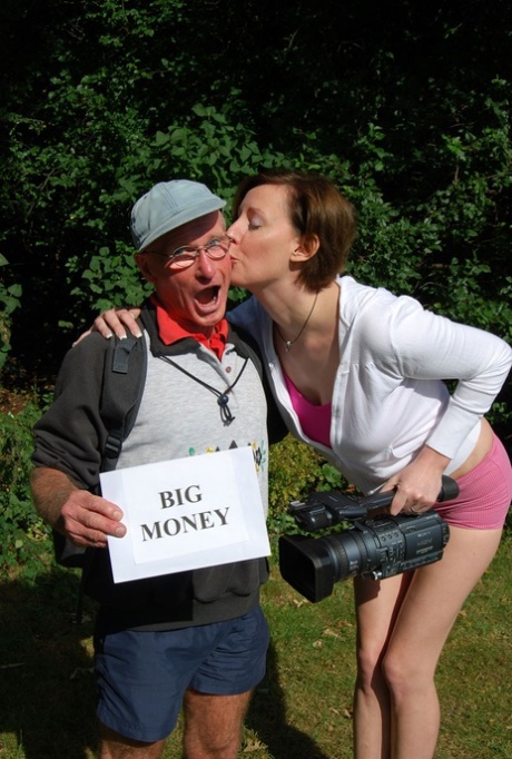 Зрелая женщина наклоняется, чтобы отсосать член олдмана, одетая в горячие черные чулки 1