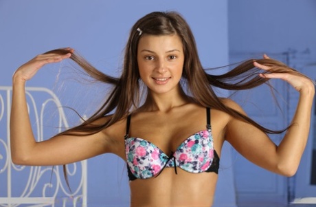 Очаровательная молоденькая Мелена А освобождает свое гибкое тело от бюстгальтера и трусиков 1