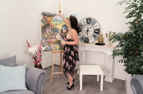 Пухленькая брюнетка София Ли кончает сверху во время полового акта 1 фото в HD