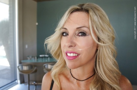 Жена-блондинка в чулках демонстрирует свои большие сиськи и сексуальные ножки 16 фото в HD